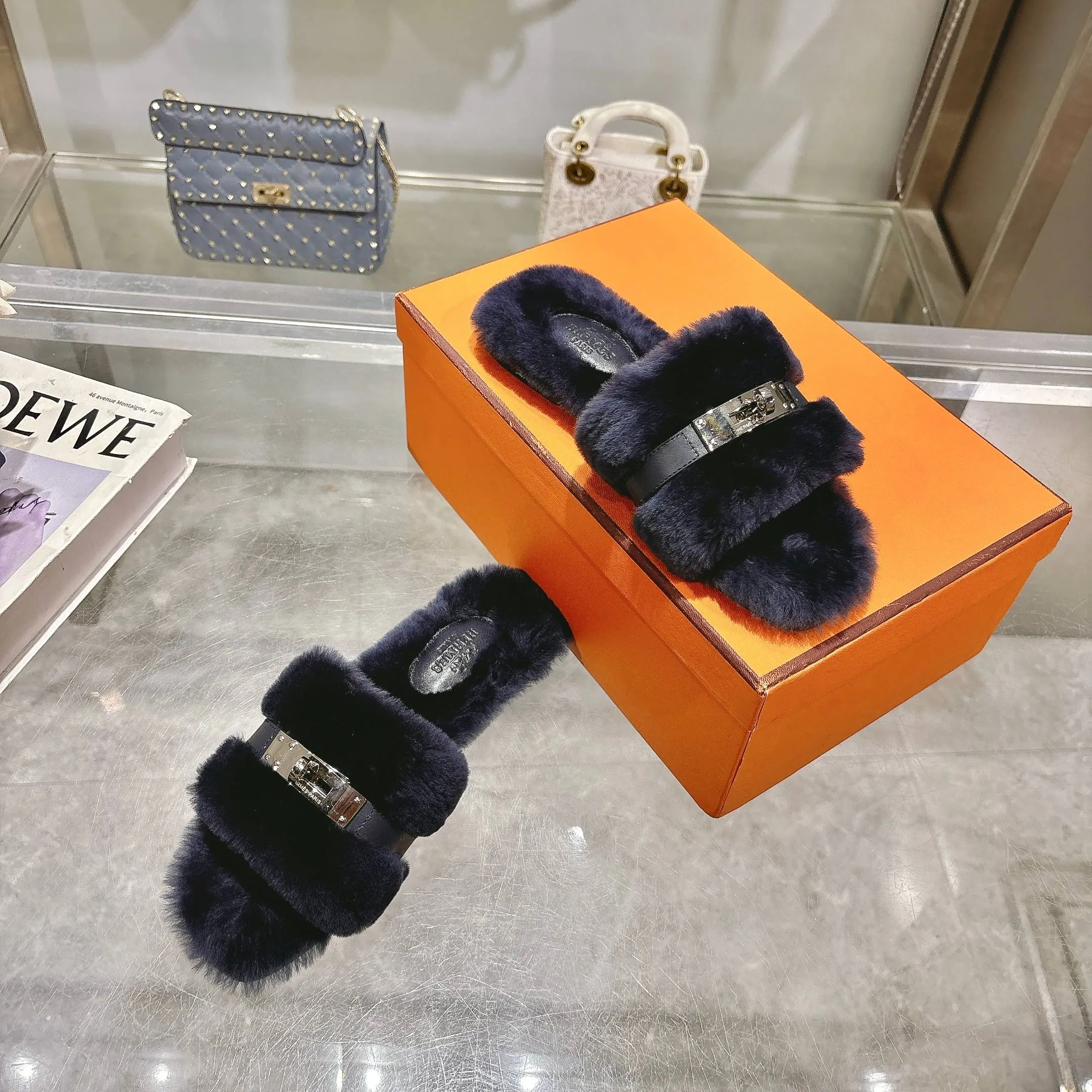 👟👟Ex-factory price 500👟👟 Purchasing agent level Hermes Hermès second uncle hair slippers are in stock all year round. 2025 new and new colors official website, Xiaohongshu synchronizes the latest color matching Hermès hot models are hot online, upgraded workmanship, high quality! Fashionable small wool H-trailers, autumn and winter style flat-soled wool mop, can be customized without standard, non-refundable and non-exchangeable. Fabric: Imported lamb's roll real wool. Lining: Imported lamb's roll real wool. Outsole: Genuine leather outsole. Size: 35-43, [Note: 41, 42, 43 customized]